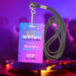 ネオングローVIPアクセススウィート16誕生日の招待 バッジ<br><div class="desc">トレンディーネオングロー暗いピンク色のネオカラフルSweet sixteen鮮やかパーティーラニヤード招待状とVIPパスアクセスバッジ。</div>