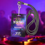 ネオングローVIPアクセススウィート16誕生日の招待 バッジ<br><div class="desc">トレンディーネオングロー暗い紫色のピンク色のネオカラフルSweet sixteen鮮やかパーティーラニヤード招待状とVIPパスアクセスバッジ。</div>