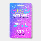 ネオングローVIPアクセススウィート16誕生日の招待 バッジ (表面)