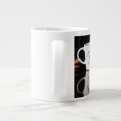 ネオンコーヒービア | タイポグラフィ白熱［赤熱］光を放つブラックマグカップ。 ジャンボコーヒーマグカップ (裏面)