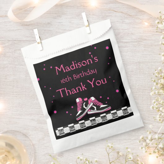 ネオンスニーカー誕生日グリッター フェイバーバッグ (クリップ留めされた状態)