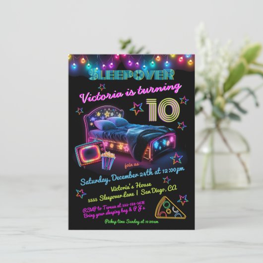 ネオンスリーポバーパジャマパーティー誕生日 招待状 (スタンド正面)