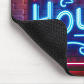 ネオンハッピーアワーサインオンブリック マウスパッド (コーナー)