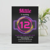 ネオンピンクのレーザーラベルガールバースデーパーティーが開幕 招待状 (スタンド正面)