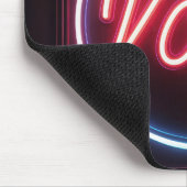 ネオンピンクの投票サインが黒 マウスパッド (コーナー)