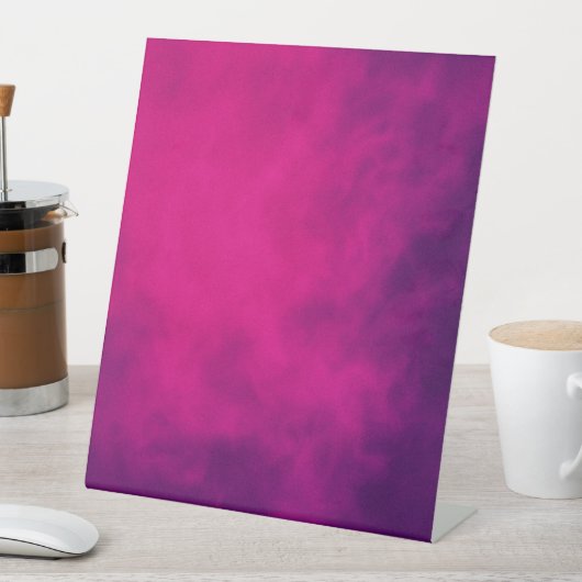 ネオンピンクの煙の台座看板 – カスタマイズ可能 台座サイン (インサイチュ)