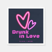 ネオンピンクハート飲インラブブライダルシャワー スタンダードカクテルナプキン (正面)