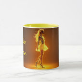 ネオンファッションの輝きを持つ日に照らされた体女性 マグカップ (中央)