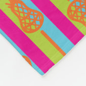 ネオンブライトレトロラクロススティックとストライプ フリースブランケット (角)