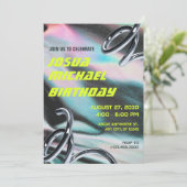 ネオンホログラフィックテクスチャードの未来的な誕生日 招待状 (スタンド正面)