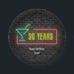 ネオンマーキー30th Birthdayサインオンブリック ペーパープレート<br><div class="desc">都市白熱［赤熱］光を放つレンガの壁にmartiniグラフィックとネオンマーキーサイン30歳の誕生日。</div>