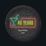 ネオンマーキー40th Birthdayサインオンブリック ペーパープレート<br><div class="desc">都市白熱［赤熱］光を放つレンガの壁にmartiniグラフィックとネオンマーキーサイン40歳の誕生日。</div>