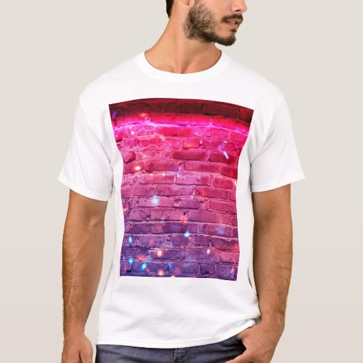 ネオンライト:空のレンガ壁。 Tシャツ (正面)