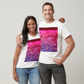 ネオンライト:空のレンガ壁。 Tシャツ (ユニセックス)
