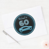 ネオンルックブルーのスポーツカー – 自分の名前と年齢 ラウンドシール (封筒)