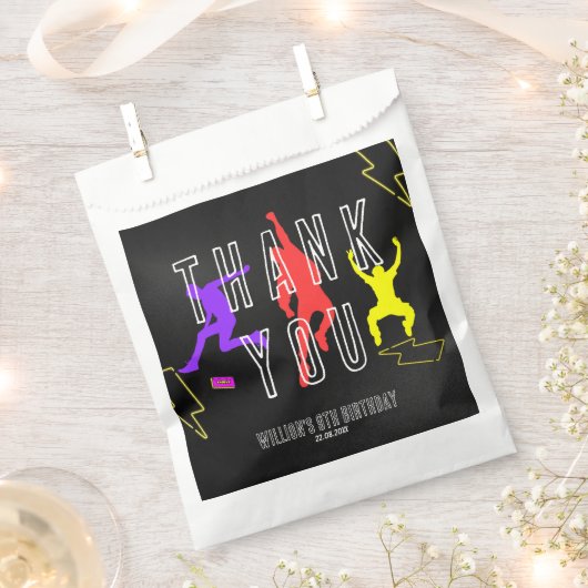 ネオンレッツジャンプ子供の誕生日パーティーありがとう フェイバーバッグ (クリップ留めされた状態)