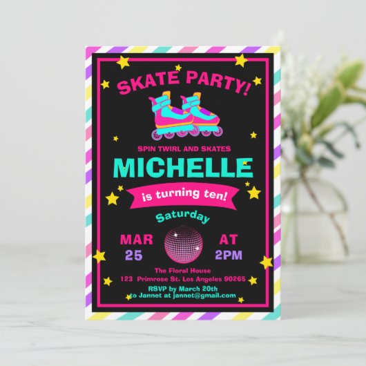 ネオンローラースケートで滑るの黒板の虹の誕生日 招待状 (スタンド正面)