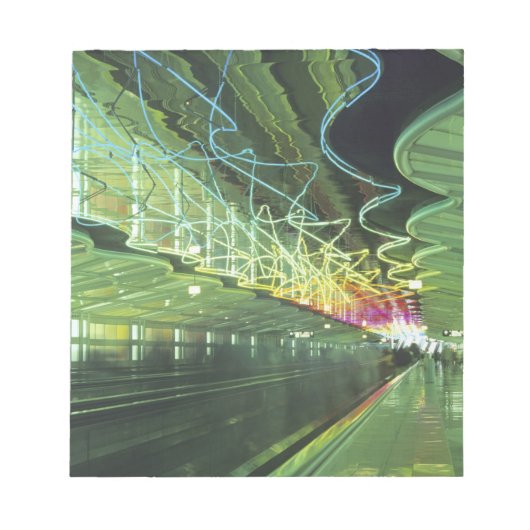 ネオン照明はオヘア空港の廊下にある ノートパッド (正面)