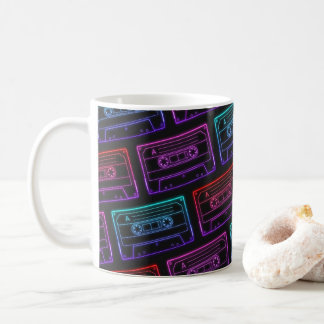 ネオン色カセットパタ数々のーン付きコーヒーマグ コーヒーマグカップ