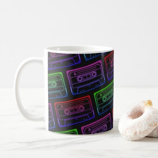 ネオン色カセットパタ数々のーン付きコーヒーマグ コーヒーマグカップ (ドーナツ)