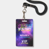 ネオン輝く誕生日パーティーVIPアクセス招待状 バッジ (正面（ネックストラップ付）)