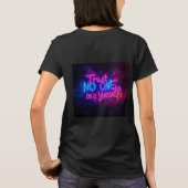ネオン音楽瞑想 - ヘッドホンを着けた女性アート Tシャツ (裏面)