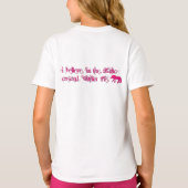 ネオン黄色の女の子の青年ユニコーンのワイシャツ"媒体" Tシャツ (裏面)