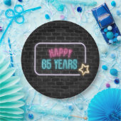 ネオン65歳の誕生日マーキー看板 on 煉瓦の壁 ペーパープレート (パーティー)
