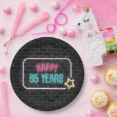 ネオン65歳の誕生日マーキー看板 on 煉瓦の壁 ペーパープレート (パーティー)
