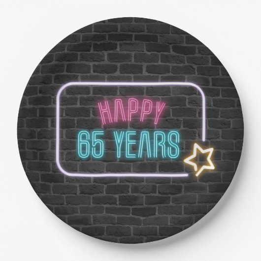 ネオン65歳の誕生日マーキー看板 on 煉瓦の壁 ペーパープレート (正面)