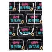 ネオン85誕生日サインオンブリック中抱き枕 ミディアムペーパーバッグ (裏面)