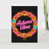 ネオン オータム ヴァイブス グリーティング カード – 秋の季節を迎える (裏面)