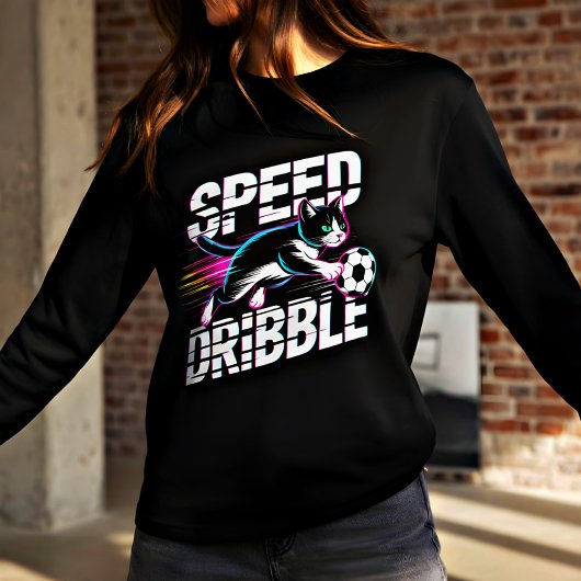 ネオン スピード ドリブル サッカー好きな猫ファンとゲーマー Tシャツ