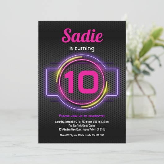 ネオン・ピンクの女の子の誕生パーティーが暗いゲームで輝く 招待状 (スタンド正面)
