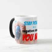 ネガティブな状況でも ポジティブさを保てば、あなたは勝つ! モーフィングマグカップ (正面左)