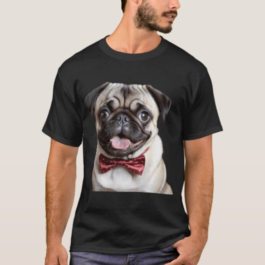 ネクタイ姿のかわいいパグが子犬のような目で見つめる Tシャツ (正面)
