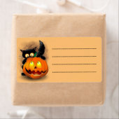 ネコおもしろいハロウィーンキャラクターカボチャをかむ ラベル (インサイチュ)