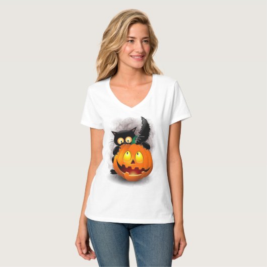 ネコおもしろいハロウィーンキャラクターカボチャをかむ Tシャツ (正面フル)