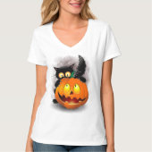 ネコおもしろいハロウィーンキャラクターカボチャをかむ Tシャツ (正面)