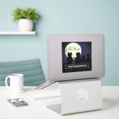 ネコが月明かりの中で動く。ステッカー シール (デスク上のノートパソコン)