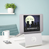 ネコが月明かりの中で動く。ステッカー シール (デスク上のノートパソコン)