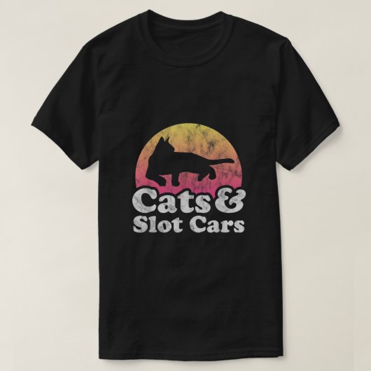 ネコとスロットカーメンズまたは女性ネコとスロットカー Tシャツ (デザイン正面)