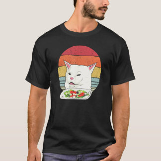 ネコのミーム 楽しい レトロな怒る猫たちサラダを食べる Tシャツ