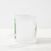 ネコの庭師と緑の動物の茂み フロストグラスマグカップ (中央)