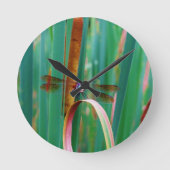 ネコヤナギを持つティール（緑がかった色）によって注目されるトンボ ラウンド壁時計 (正面)