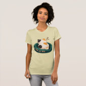 "ネコ社長" ソファで寝る猫 Tシャツ (正面フル)