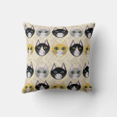 ネコ4匹、ヘリンボーンベージュ クッション (裏面)