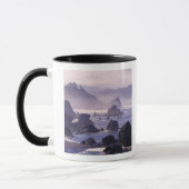 ネシカの近くのオレゴン海岸に沿った朝霧 マグカップ (左)