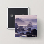 ネシカ島の近くのオレゴン州沿岸に霧が立っていた。 缶バッジ (正面&裏面)