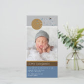 ネスティングバードファミリーシンプル男の赤ちゃんフォト誕生 案内状 (スタンド正面)